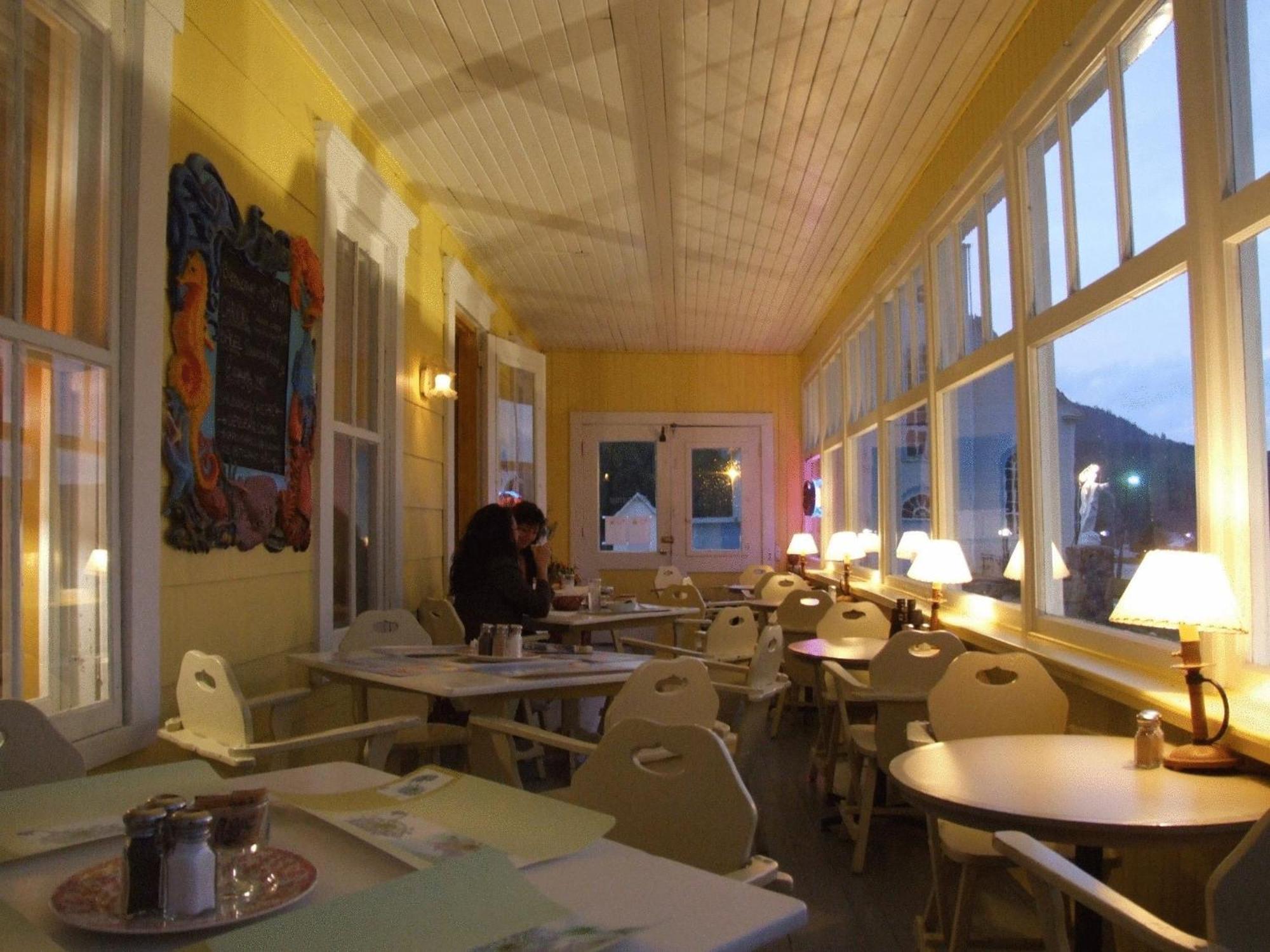 Auberge Du Cafe Chez Sam Baie-Sainte-Catherine Exterior foto